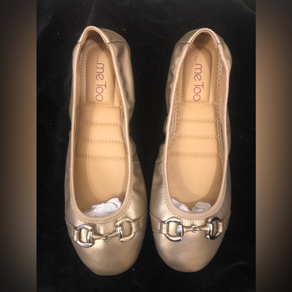 New with box Me Too muted light gold flats with gold buckle size 8.5